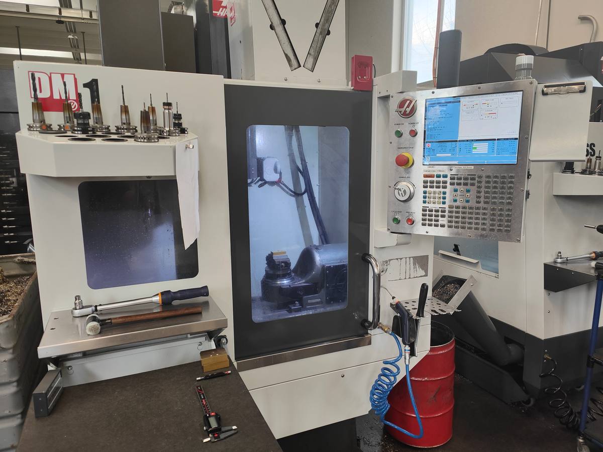 CNC-Fräsprozess in der KEMWE Werkhalle